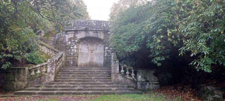 Dans la parc, la fontaine revisitée par Eva Jospin